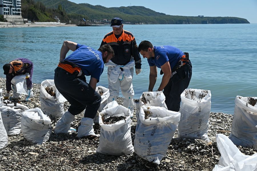 В Туапсе собрали 12,6 тыс. кубометров загрязнённого грунта и водомазутной смеси